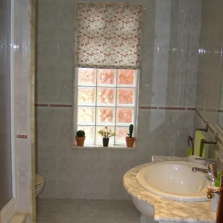 House - 5 Bedrooms - 02813